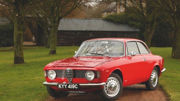 От всички проекти на Bertone, с които Джуджаро се занимаваше, той е най-горд от красивото по отношение на пропорциите купе 105 Series Alfa. Показана през 1963 г., идеята е колата да бъде създадена само в един екземпляр, за да се демонстрира уникалната й каросерия. Когато обаче Никола Бертоне я показва на миланските баровци, те отсичат, че тя трябва да влезе в серийно производство. Задвижван от пристрастяващо звучен двукамерен двигател (с обем през годините от 1.3 до 2 литра), малката четириместна кола е винаги била приятна за шофиране. Що се отнася до "черупката", Джуджаро веднъж описа нейната форма като еволюция на много коли, които е проектирал преди, но като се има предвид настоящата компания, това не е лошо нещо. В крайна сметка Джуджаро също става собственик на една Alfa Romeo Giulia GT, но младият дизайнер успява да си я купи едва три години след лансирането й на пазара.